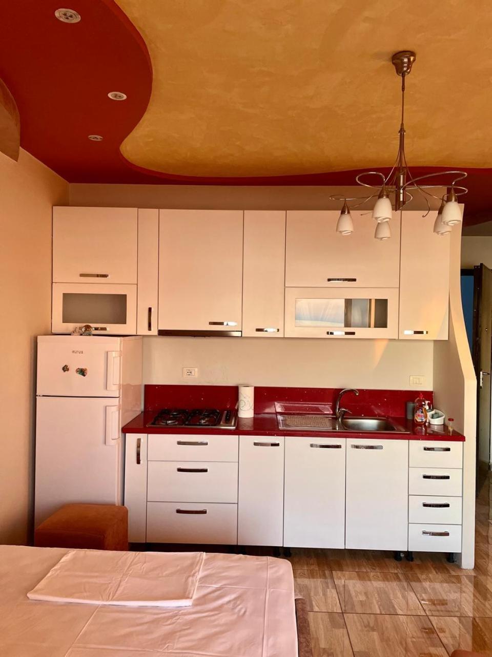 Cozy Beachfront Room Дуррес Экстерьер фото